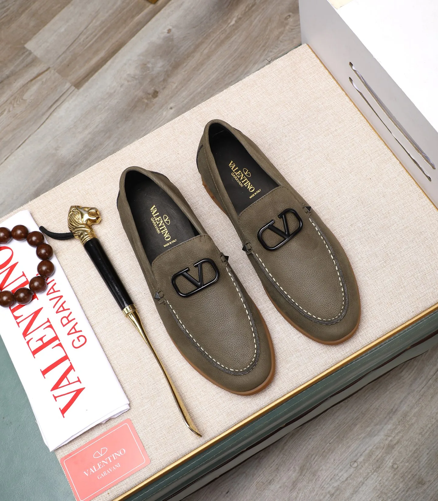 Men's shoes 💰520 [Valentino-Valentino] High-quality boutique men's shoes. The same style as the celebrities, original and authentic.✅ Made of imported cowhide + original apricot cowhide lining. The French luxury model is priced at 14,080 Swiss francs. It is also a Paris Fashion Week catwalk model. A brand can be deeply rooted in your heart, and a pair of shoes can make you linger. What you wear is not only noble, but also an aura. 👻Standard 38-45
